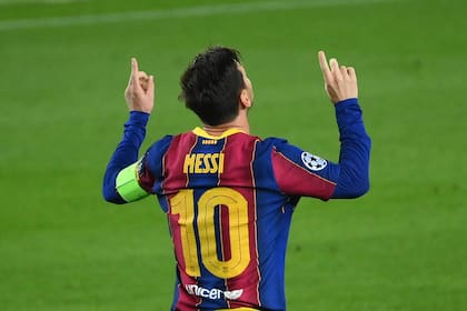 Lionel Messi, durante la goleada de Barcelona a Ferencvaros, de Hungría, por la Champions League. La Pulga anotó un gol de penal y elevó a 16 la cantidad de torneos europeos consecutivos en los que marca al menos una vez.