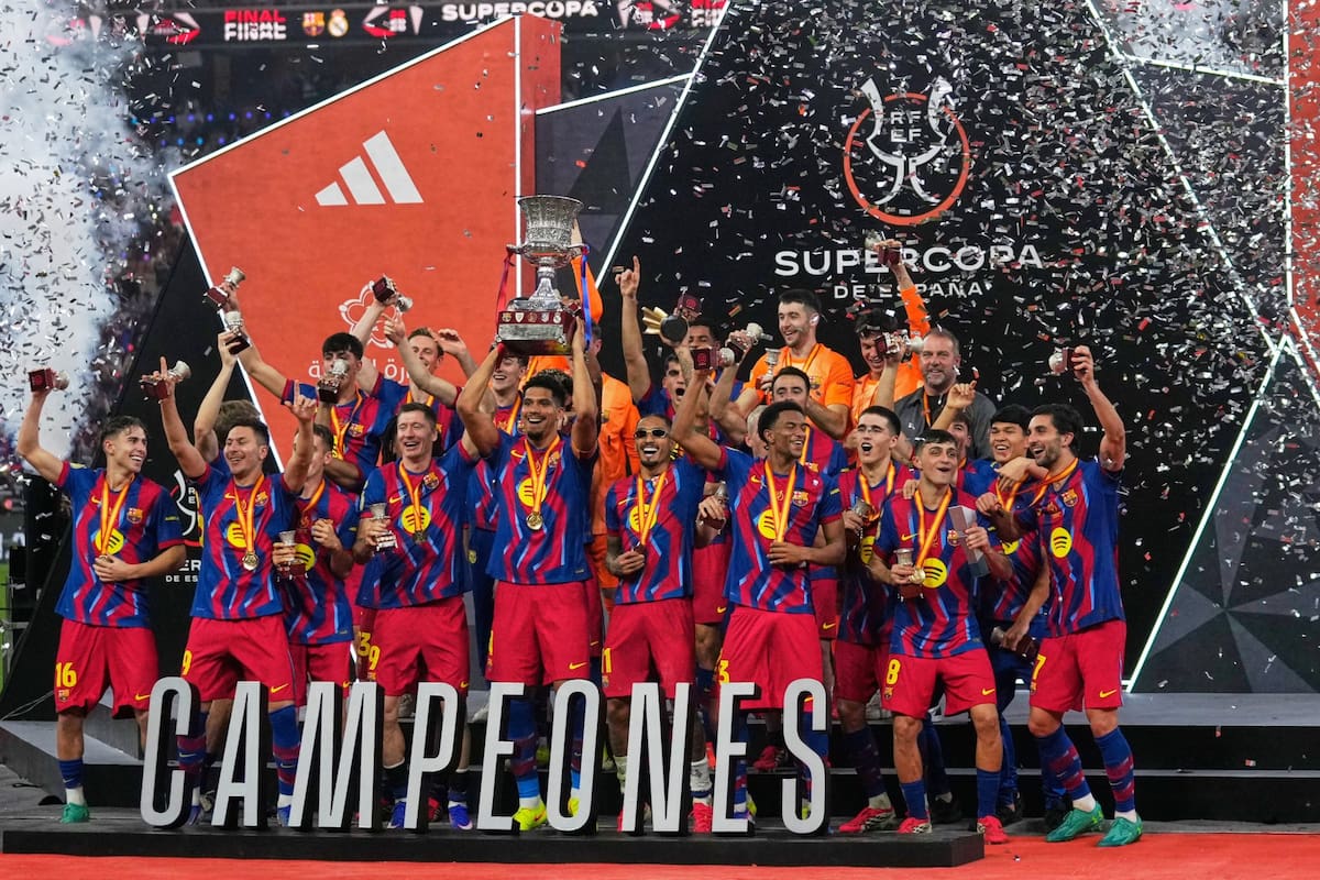 Barcelona levanta la Supercopa de España en el podio