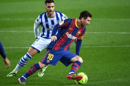 Messi gira ante un rival y conduce un ataque de Barcelona