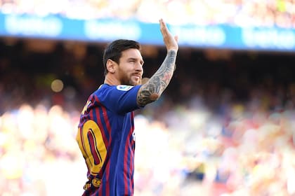BARCELONA, SPAIN - AUGUST 15:  Lionel Messi of Barcelona waves to the fans ahead of the Joan Gamper Trophy between FC Barcelona and Boca Juniors at Camp Nou on August 15, 2018 in Barcelona, Spain.  (Photo by David Ramos/Getty Images)