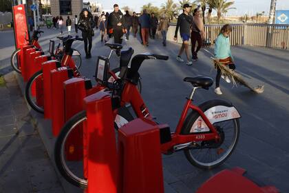 Barcelona también implementó zonas de bajas emisiones para restringir la circulación de autos