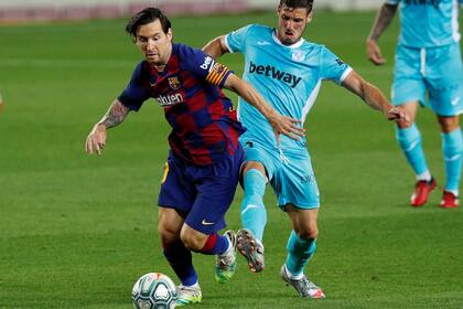 Barcelona visita a Sevilla con Lionel Messi, que buscará su gol oficial número 700.