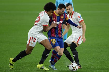 Messi, encerrado entre la marca de Koundé y Jordán