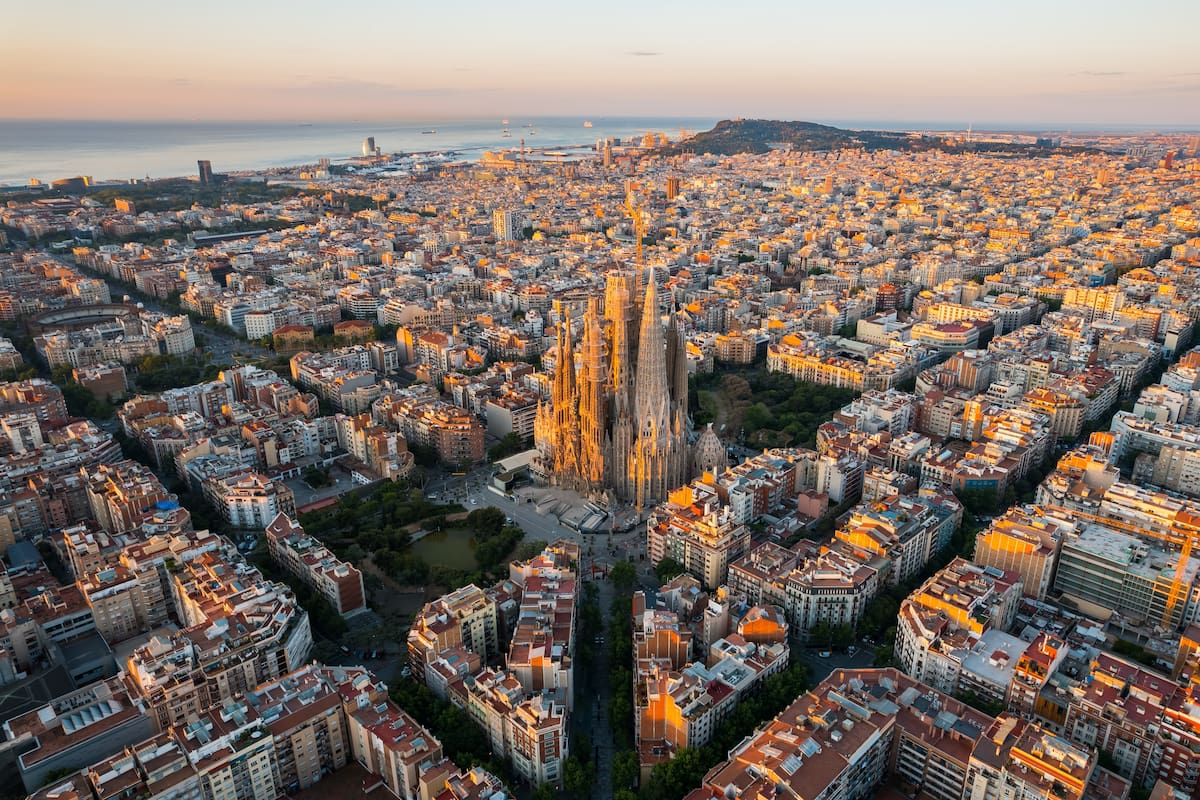 Barcelona y sus alrededores es la zona de España más buscada por los argentinos