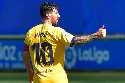 Barcelonas Argentine forward Lionel Messi gives a thumbs-up to celebrate his goal during the Spanish league football match between Deportivo Alaves and FC Barcelona at the Mendizorroza stadium in Vitoria on July 19, 2020.