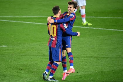 Riqui Puig se abraza con Messi; el joven de La Masía no se hizo querer en Barcelona