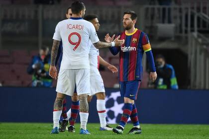 Barcelonas Argentinian forward Lionel Messi (R) shakes hands with Paris Saint-Germains Argentinian forward Mauro Icardi at the end of the UEFA Champions League round of 16 first leg football match between FC Barcelona and Paris Saint-Germain FC at the Camp Nou stadium in Barcelona on February 16, 20