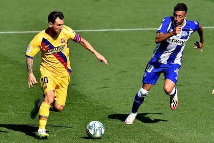 Lionel Messi busca entrar en el área rival ante la marca de Camarasa; el rosarino se consagró máximo artillero por séptima vez en la Liga