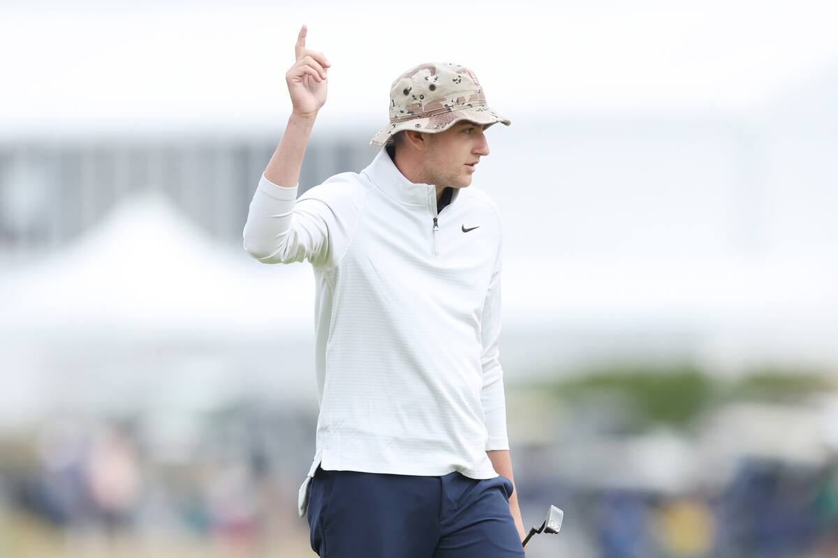 Barclay Brown reconoce a la multitud después de un birdie en el hoyo 17 durante el primer día del 150 Open en St Andrews Old Course