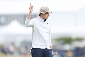 Barclay Brown reconoce a la multitud después de un birdie en el hoyo 17 durante el primer día del 150 Open en St Andrews Old Course