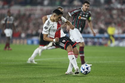 Barco anota de penal el segundo gol de River en el triunfo ante Fluminense