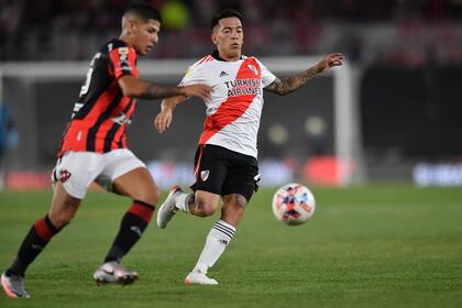 Barco disputa la pelota con un rival