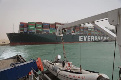 Sigue el operativo para remover al barco encallado en el Canal de Suez