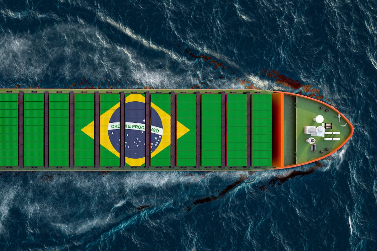 Barco frigorífico con contenedores de carga brasileños navegando en el ocÈano, representación 3D