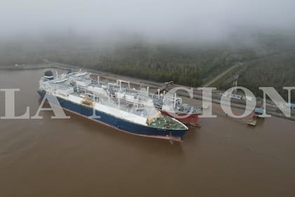 Barco regasificador en Escobar. El azul es el que llegó anoche