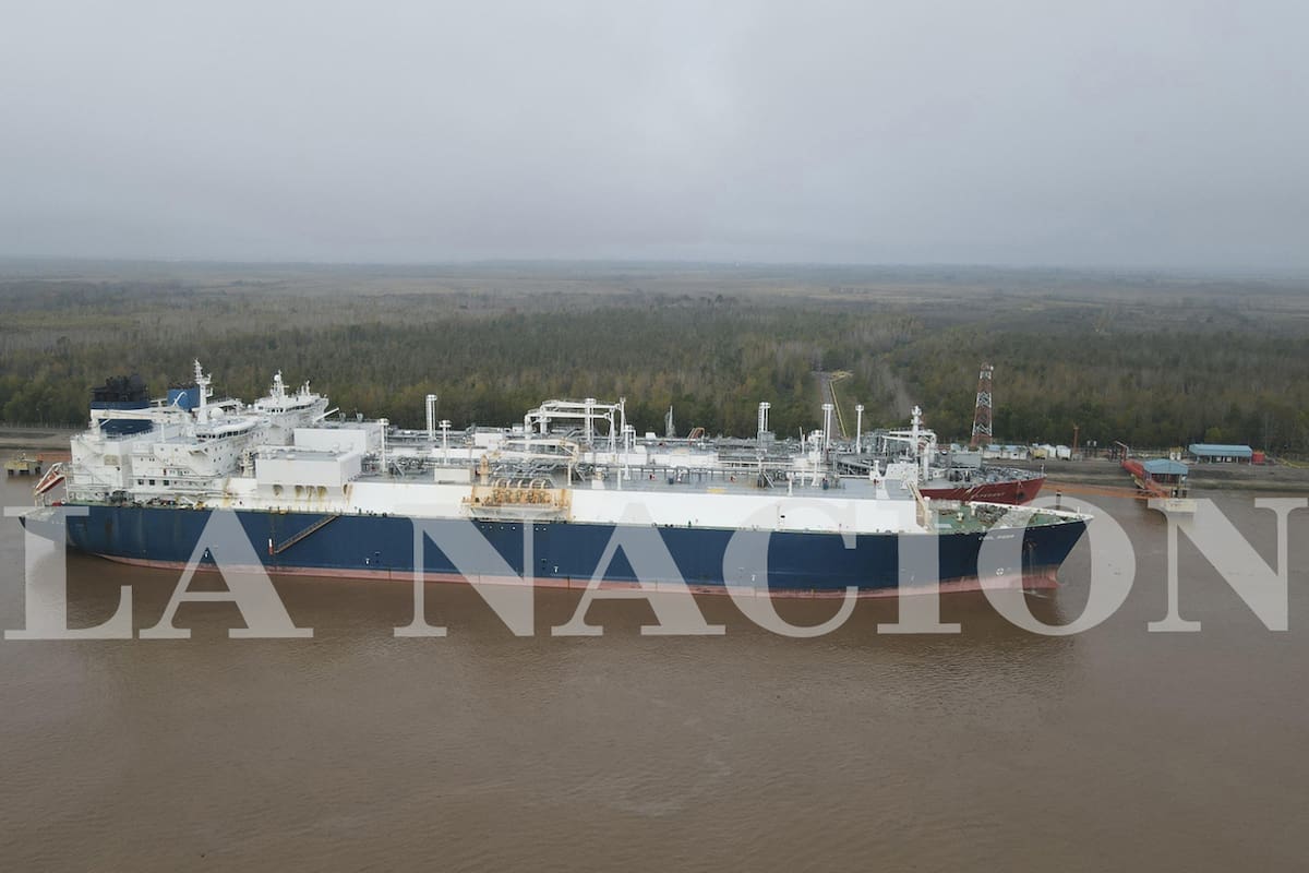 Barco regasificador en Escobar. El barco azul es el que llegó anoche