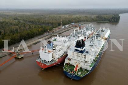 Barco regasificador en Escobar; el barco azul es el que demoró su llegada por los problemas con el pago