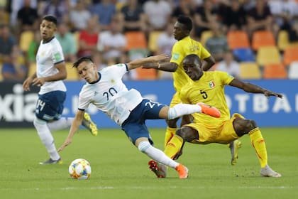 Barco, víctima de una infracción de Babou Fofana en el 2-2 de Argentina contra Mali, que terminó en eliminación por penales.