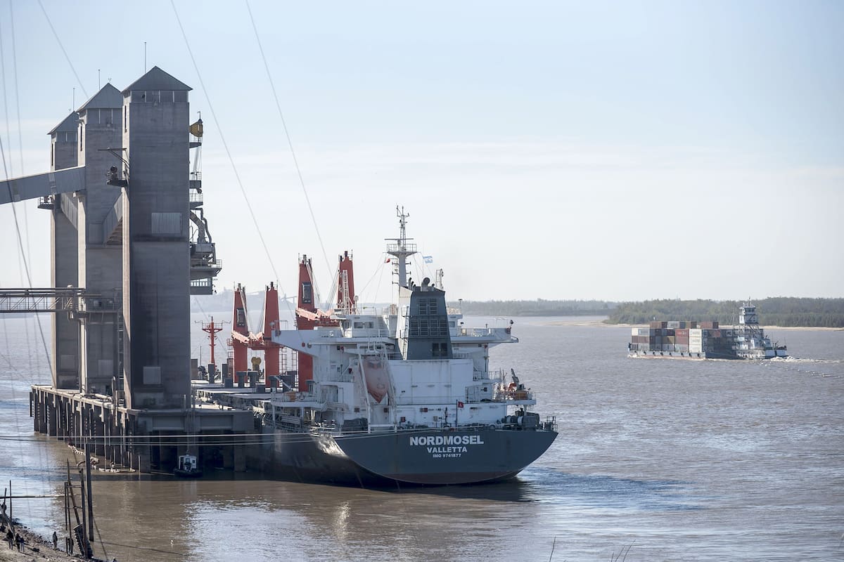 Barcos a la espera de cargar cereales en puertos de San Lorenzo, radas de Molinos y Vicentin.
