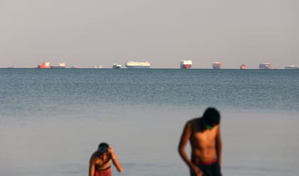 Barcos apostados afuera del canal de Suez, mientras esperaban para pasar, el jueves pasado