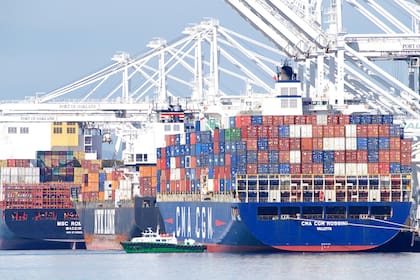 Barcos cargueros en el puerto de Oakland, el quinto con más actividad de los Estados Unidos