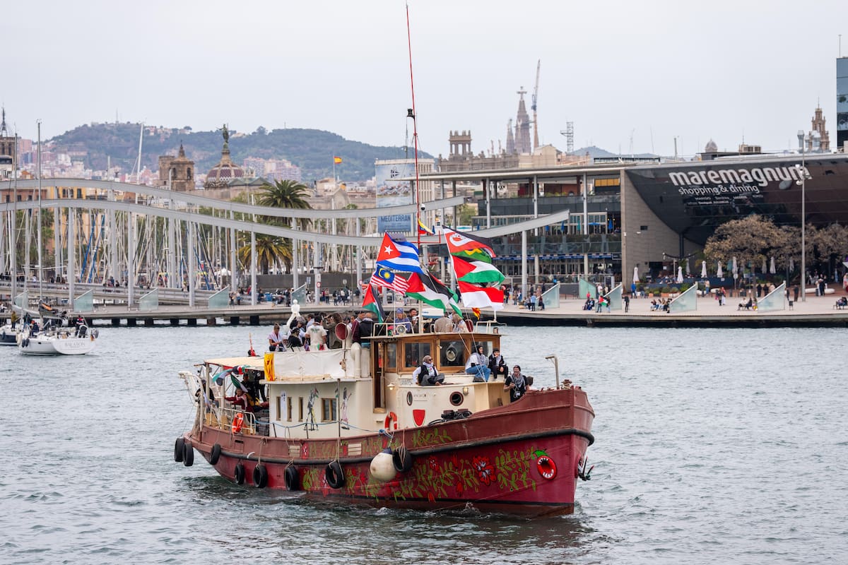 Barcos con activistas y ayuda humanitaria para Gaza participan en la salida simbólica de la Global Sumud Flotilla, en Barcelona, el 12 de abril de 2026 (AP/Joan Mateu Parra)