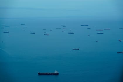 Barcos de carga esperan en la Bahía de Pananá para transitar por el Canal de Panamá. (AP Foto/Arnulfo Franco)