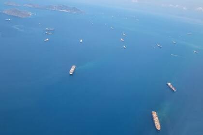 Barcos de carga que merodean el canal de Panamá