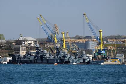 Barcos de la flota rusa del Mar Negro se ven atracados en uno de los muelles de Sebastopol, Crimea (Archivo)