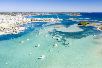 Barcos de pesca en el mar Jónico turquesa, vista aérea, Porto Cesareo, provincia de Lecce, Salento, Apulia, Italia.