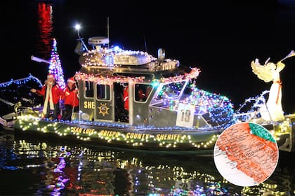 Barcos decorados con luces en la bahía de Morro Bay; el espectáculo se realiza el sábado 7 de diciembre