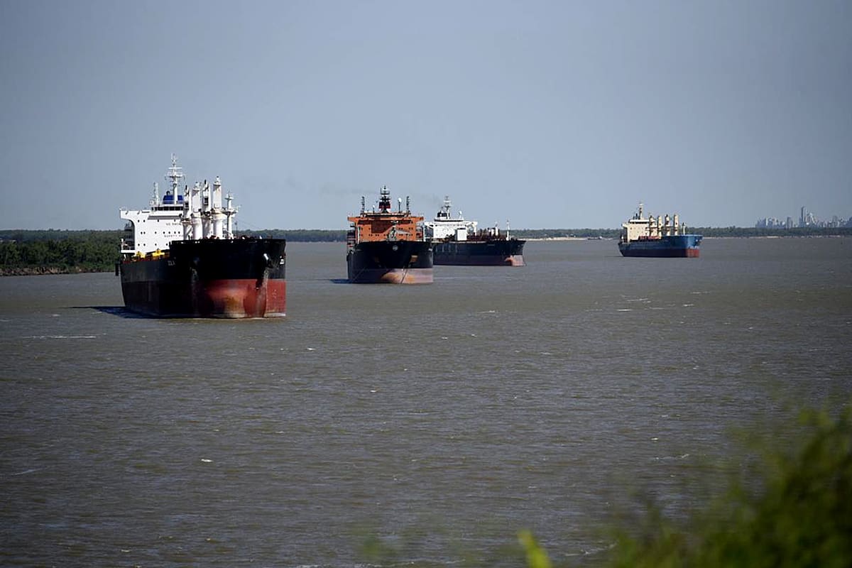 Barcos en espera en la zona del Puerto de San Lorenzo