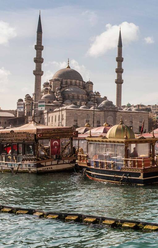 Barcos-restaurantes y la Mezquita Nueva en Eminönü.