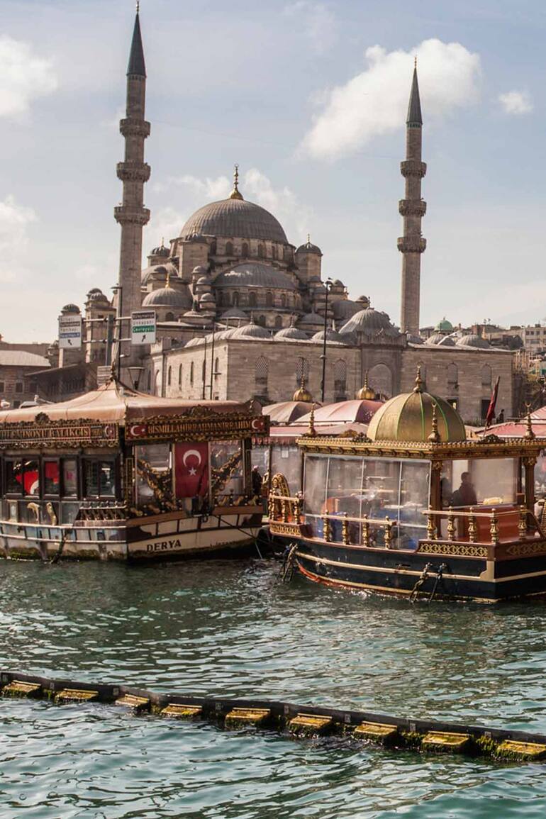 Barcos-restaurantes y la Mezquita Nueva en Eminönü.
