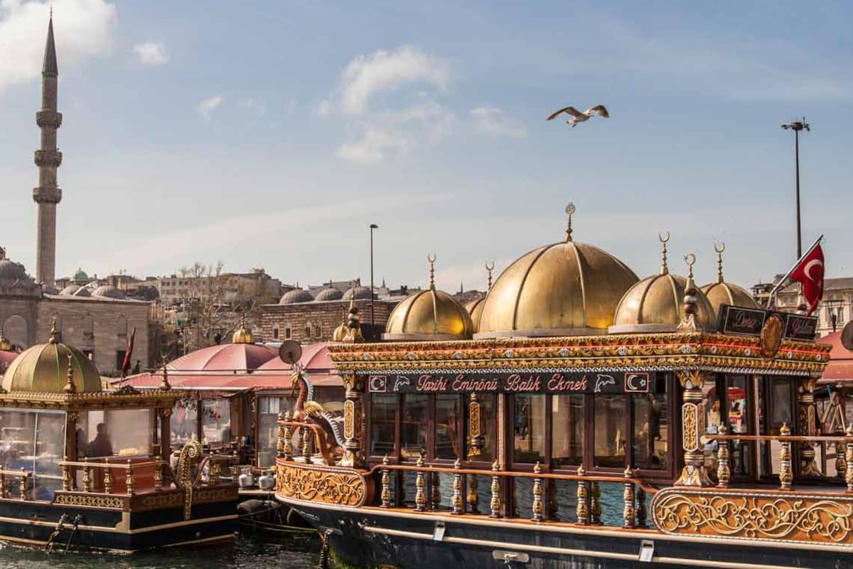 Barcos-restaurantes y la Mezquita Nueva en Eminönü.