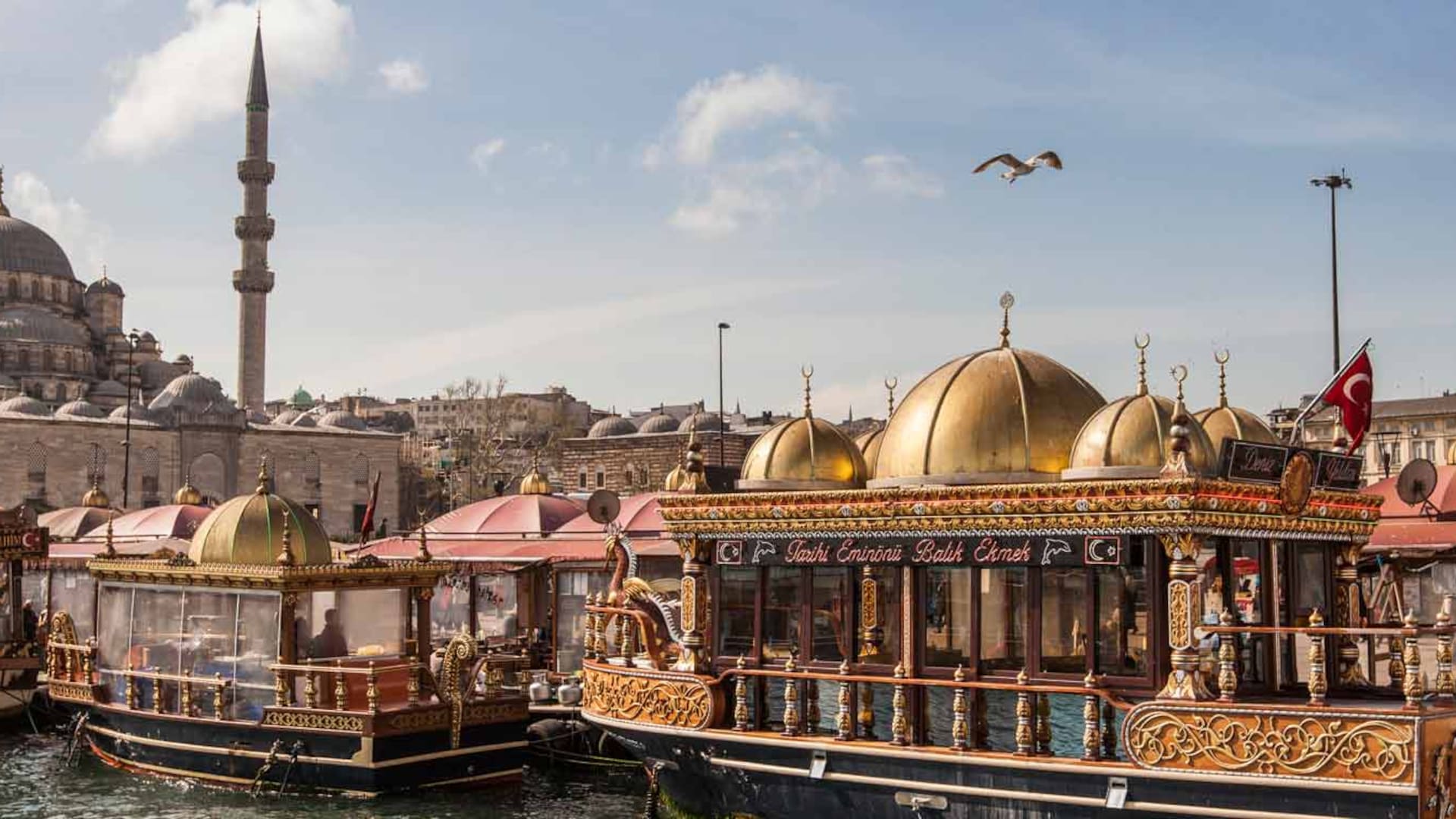 Barcos-restaurantes y la Mezquita Nueva en Eminönü.