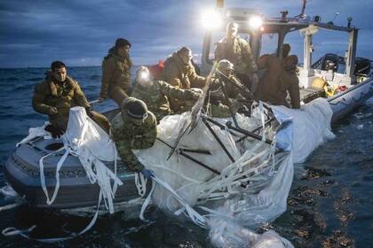 Barcos y buzos estadounidenses siguen buscando restos del globo derribado frente a la costa de Carolina del Sur.