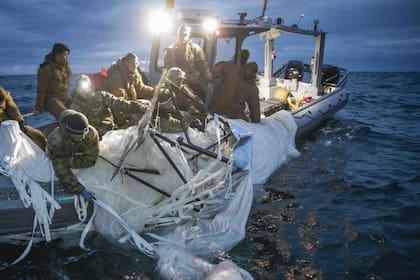Barcos y buzos estadounidenses siguen buscando restos del globo derribado frente a la costa de Carolina del Sur.