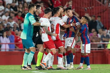 Bareiro se enfrenta con De la Fuente mientras otros jugadores llegan al entrevero
