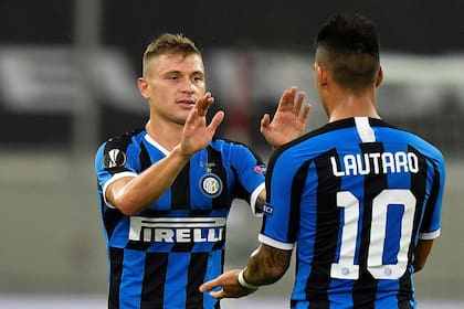 Barella festeja el primer gol de la noche con Lautaro: Inter ganó y está en semifinales