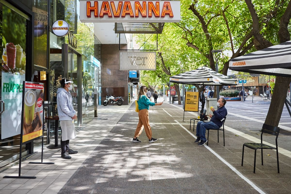 Bares, cafés y restaurantes volverán a abrir desde este jueves, bajo protocolos sanitarios. Podrán funcionar al 50% de su capacidad.