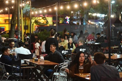 Bares con mesas a la calle, en el barrio de Palermo