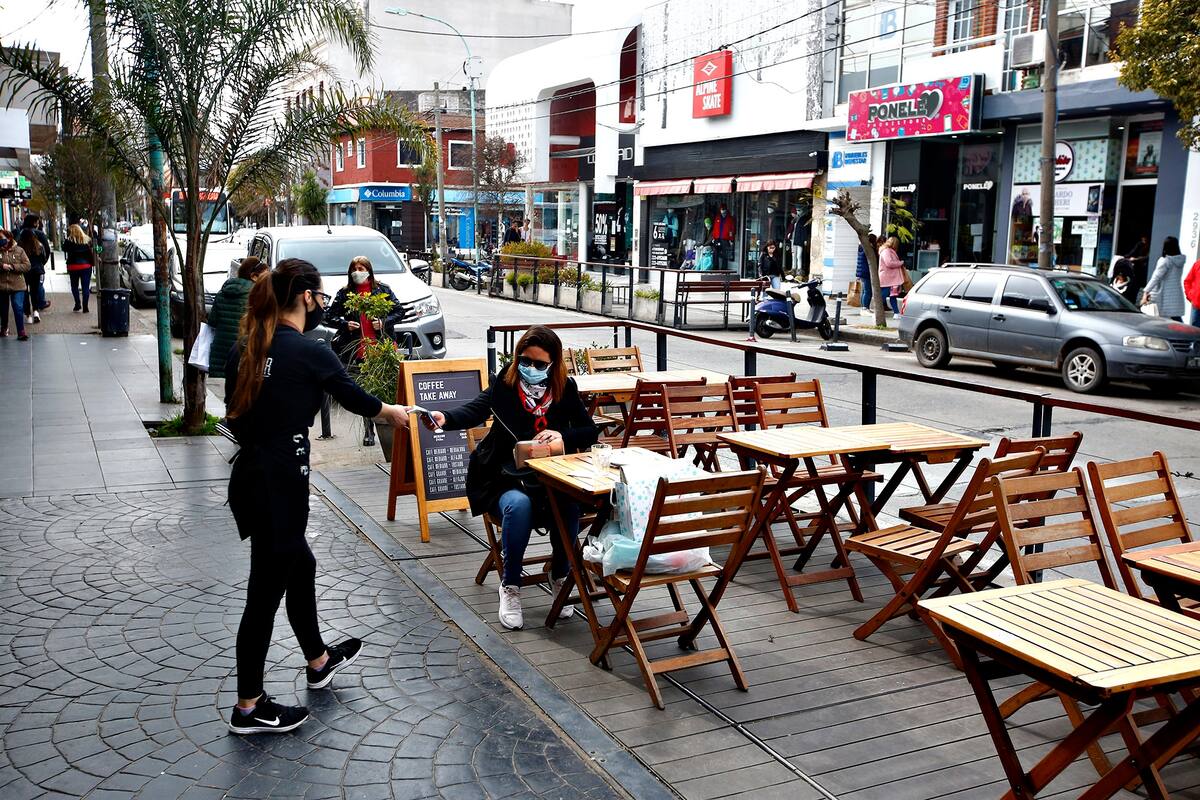 Bares en la calle Güemes en Mar del Plata