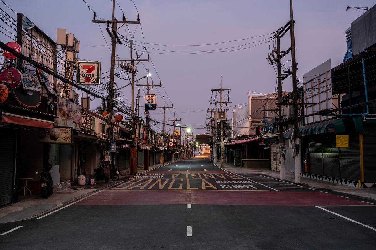 Bares y nightclubs en Patong Beach, isla de Phuket, cerrados por la pandemia