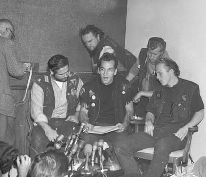 Barger, líder de los Hells Angels, lee una declaración enn Oakland, en 1965