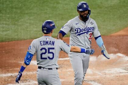 Barger, Varsho y Kirk sacuden jonrones; Azulejos aplastan a Dodgers 11-4 en inicio de Serie Mundial