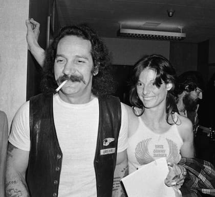 Barger y su esposa Sharon, tras ser liberados bajo fianza en 1980