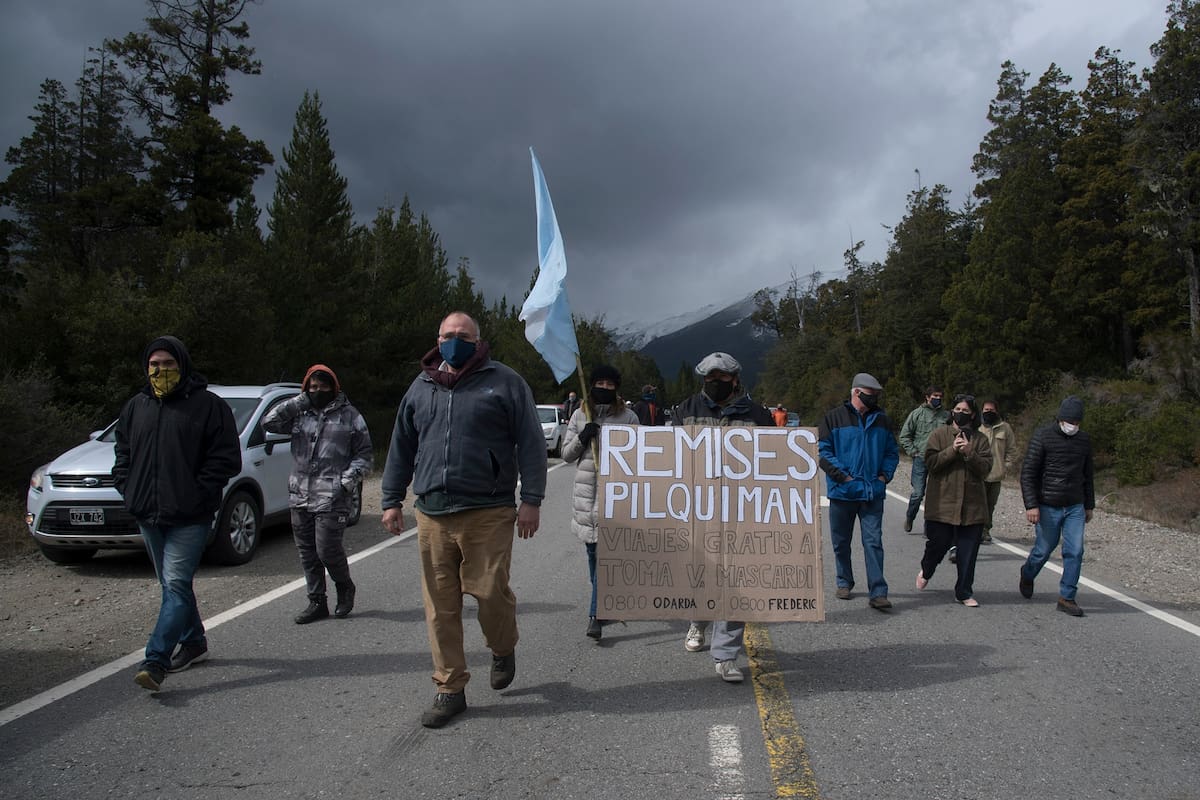 Bariloche, 03/10/20: Un grupo de vecinos de Bariloche se movilizaron hasta unos 10 km. de Villa Mascardi en reclamo por la situación en el lugar, donde una comunidad mapuche realizo una recuperación de tierras hace 3 años.