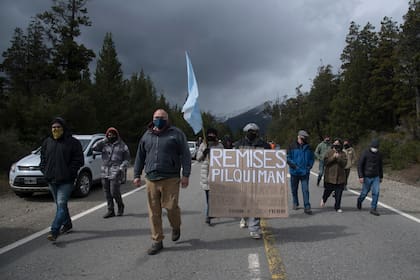 Bariloche, 03/10/20: Un grupo de vecinos de Bariloche se movilizaron hasta unos 10 km. de Villa Mascardi en reclamo por la situación en el lugar, donde una comunidad mapuche realizo una recuperación de tierras hace 3 años.