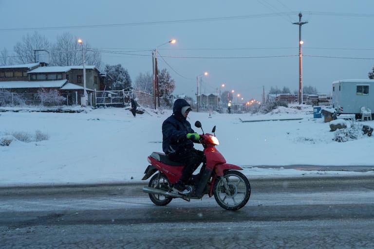 Bariloche. La primera nevada intensa del año pinto la ciudad de blanco.